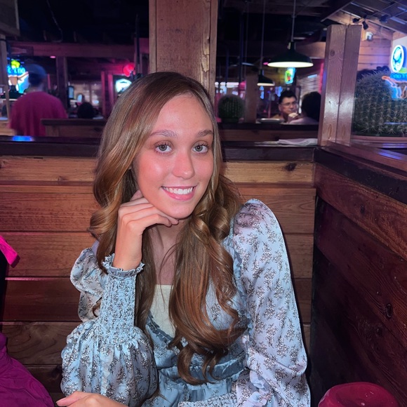 Meet your Posher, Cierra - Picture 1 of 2